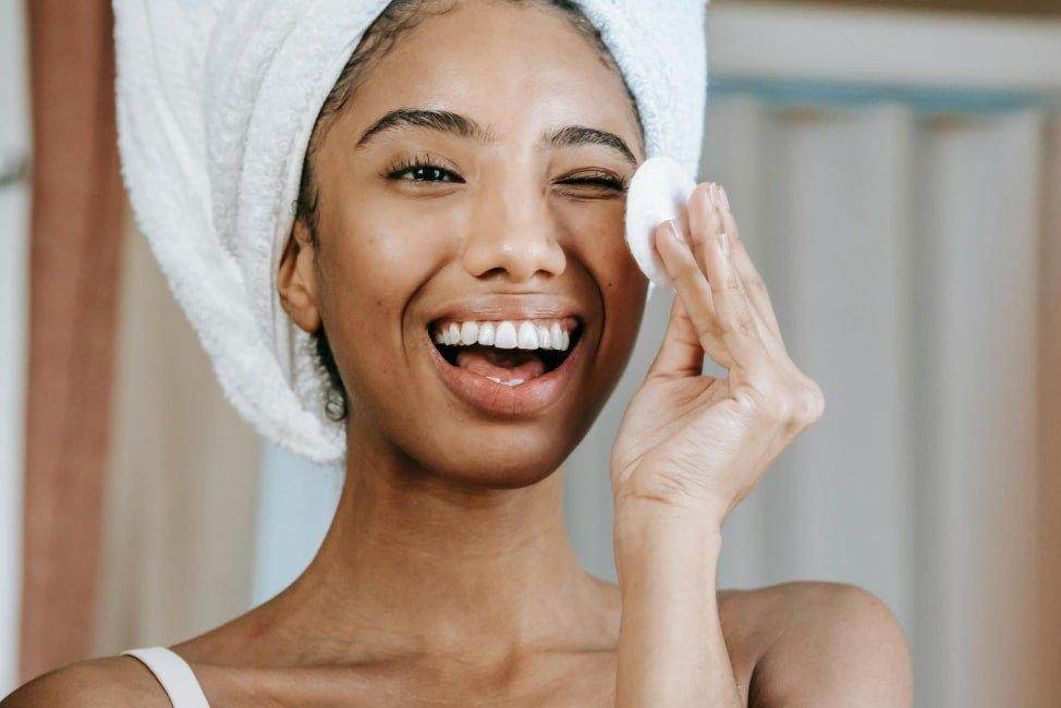 Should you rinse off micellar water? The clear answer - Holy Skin