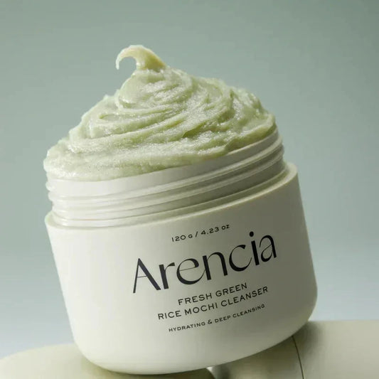 Pot ouvert du nettoyant Arencia Fresh Green Rice Mochi montrant sa pâte verte fouettée