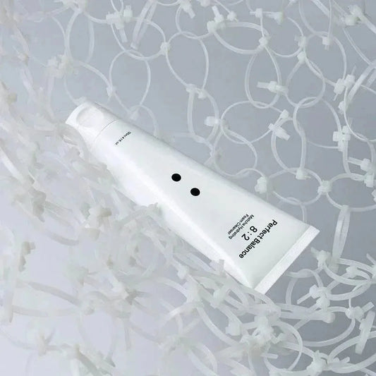 Tube blanc de la mousse nettoyante B:Lab Matcha couché sur un filet blanc