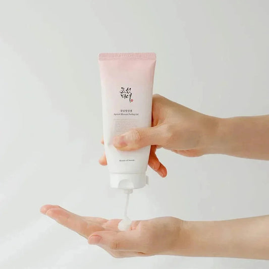Main versant le gel exfoliant Beauty of Joseon Apricot Blossom dans la paume de l'autre main