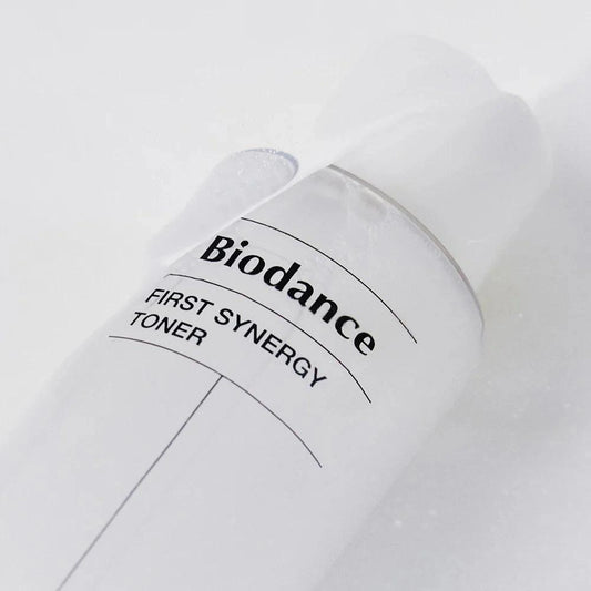 Gros plan sur l'étiquette noire et blanche du toner Biodance First Synergy