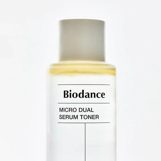Gros plan sur le haut du flacon du toner Biodance Micro Dual et ses deux phases