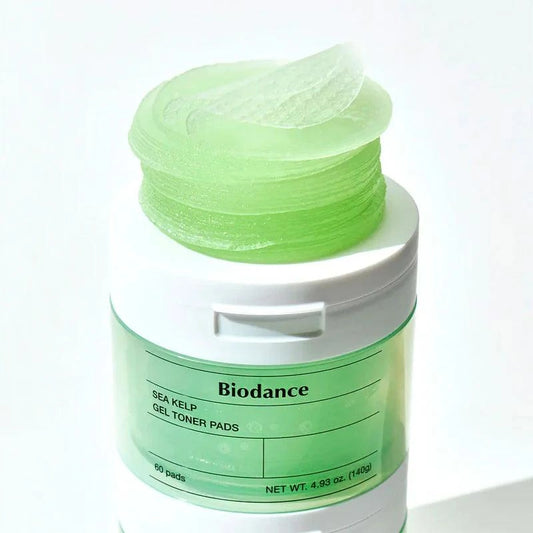 Pile de disques gel verts posée sur le pot des pads toniques Biodance Sea Kelp