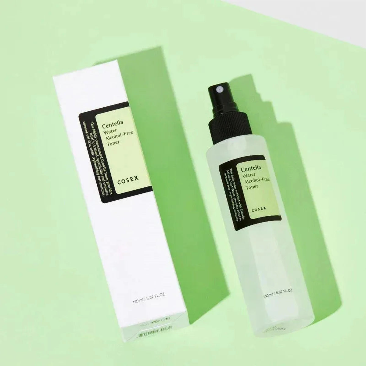 Flacon spray du toner COSRX Centella Water Alcohol-Free à côté de sa boîte, fond vert clair