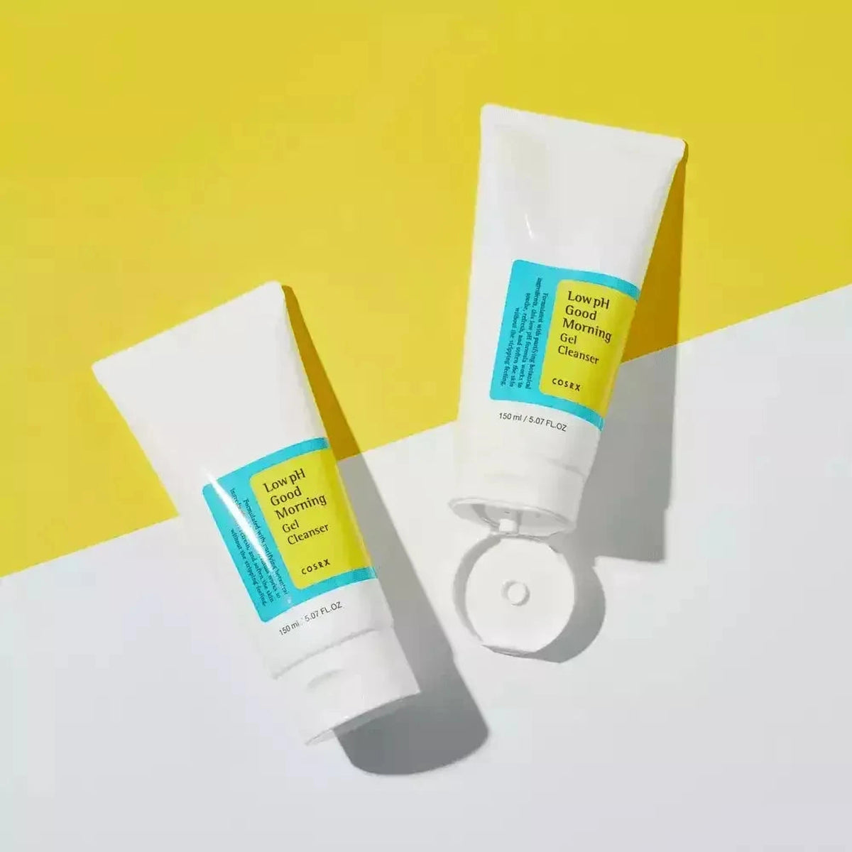 Deux tubes du gel nettoyant COSRX Low pH Good Morning sur fond jaune et blanc