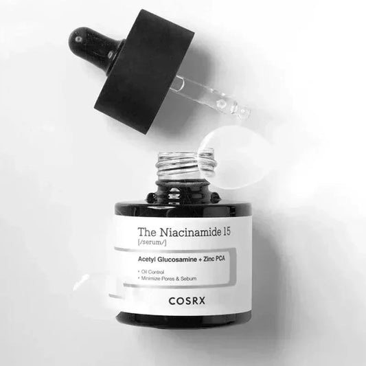 Flacon ouvert du sérum COSRX The Niacinamide 15 avec sa pipette posée à côté sur fond blanc