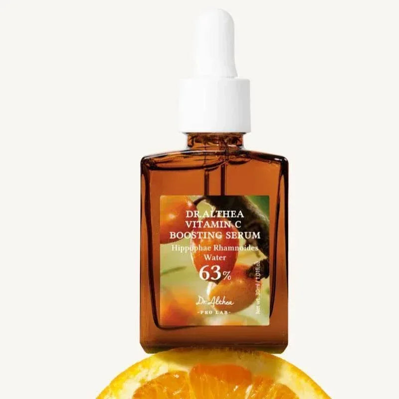 Flacon du sérum Dr. Althea Vitamin C Boosting posé sur une tranche d'orange