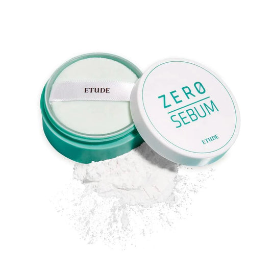 Pot ouvert de la poudre Etude Zero Sebum avec poudre blanche éparpillée et houppette
