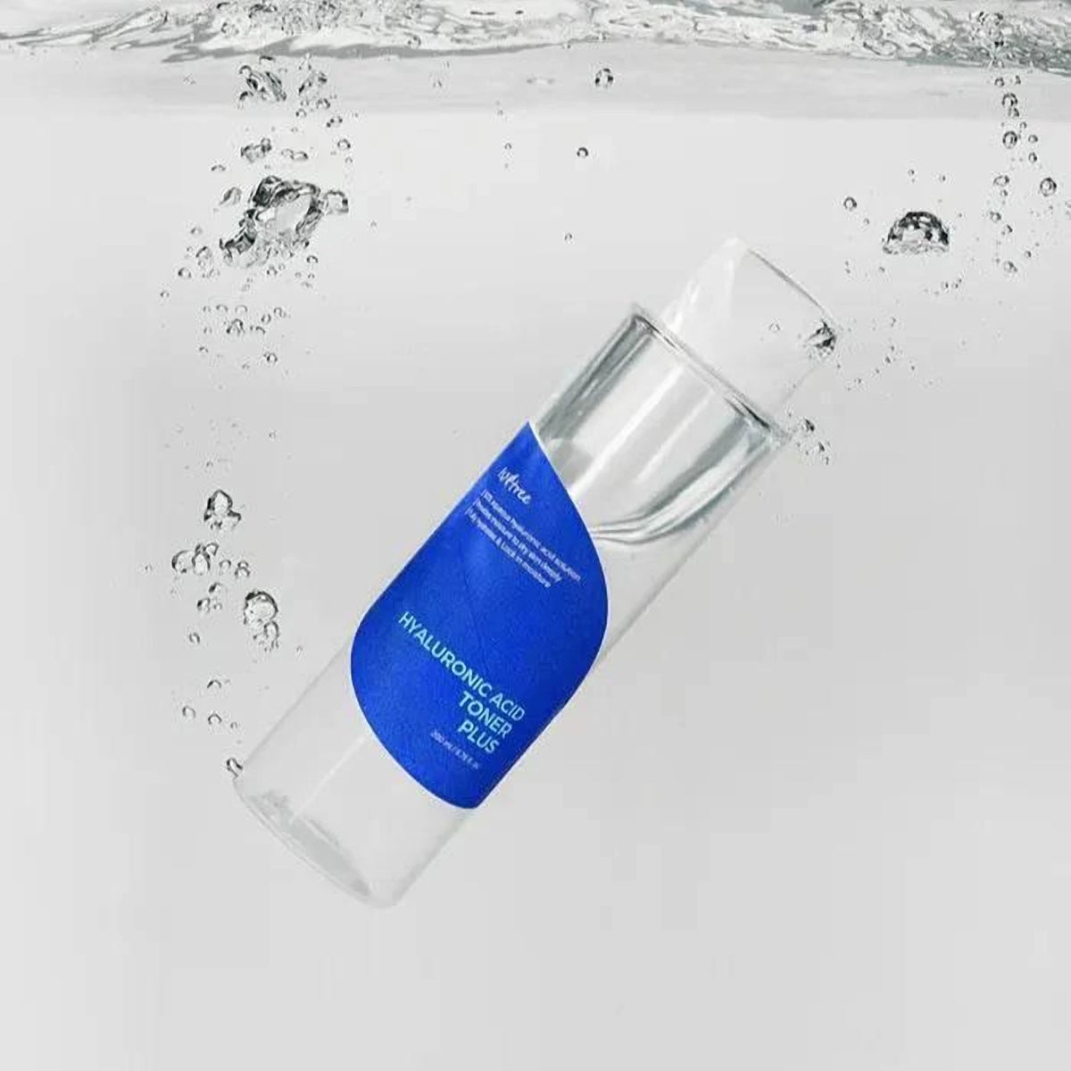 Flacon du toner Isntree Hyaluronic Acid Toner Plus plongé dans l'eau avec des bulles