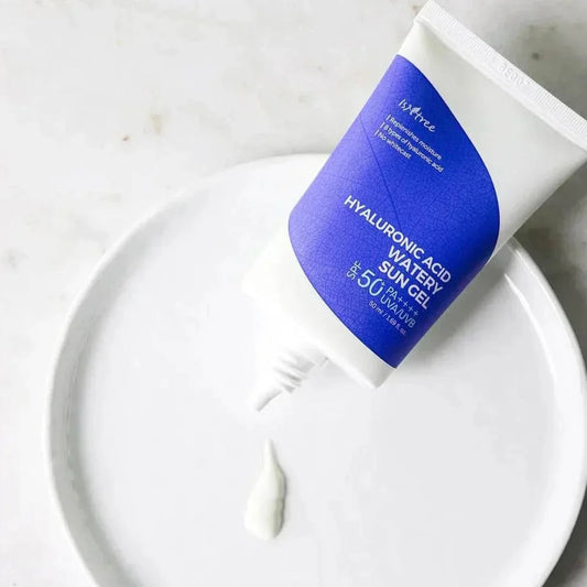 Tube de la crème solaire Isntree Watery Sun Gel sur une assiette blanche avec une noisette de gel