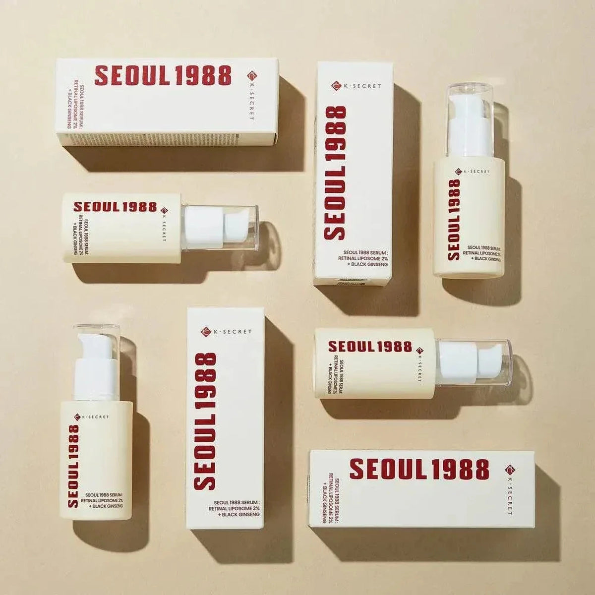 Flacons et boîtes du sérum K-Secret Seoul 1988 disposés à plat sur fond beige