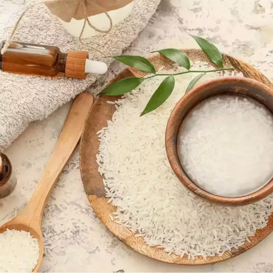 Grains de riz blanc dans une coupelle et une cuillère en bois, ingrédient du masque en tissu Missha Airy Fit Riz