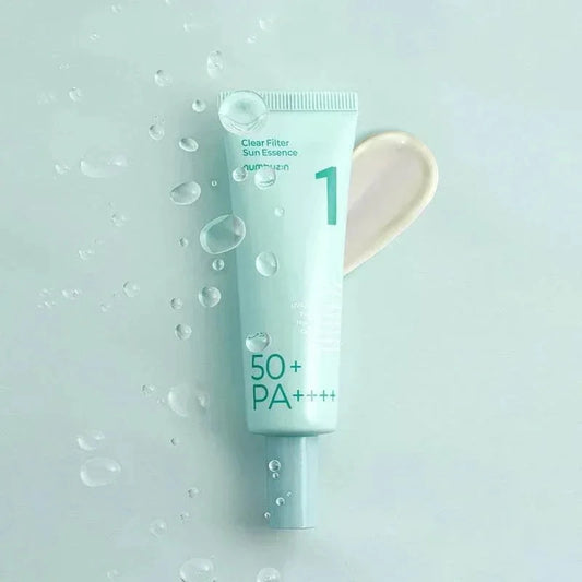 Tube de l'essence solaire Numbuzin No.1 entouré de gouttes d'eau, trait de texture crème à côté