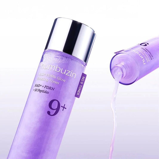 Deux flacons du toner Numbuzin No.9 NAD+ PDRN, l'un versant un liquide violet nacré