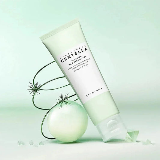 Tube du gel exfoliant SKIN1004 Tea-Trica Mild Peeling posé contre une sphère verte avec tiges graphiques