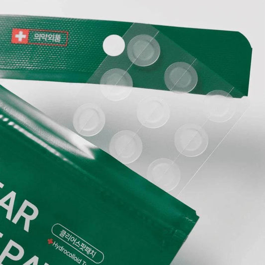 Gros plan sur les patchs transparents Some By Mi Clear Spot Patch sortant de leur sachet vert