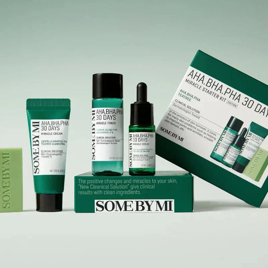 Minis du coffret Some By Mi AHA BHA PHA 30 Days Starter Kit devant leur boîte verte sur fond vert