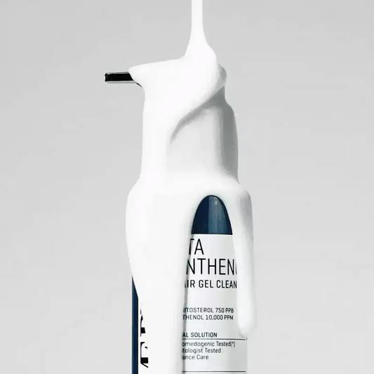 Flacon pompe du gel nettoyant Some By Mi Beta Panthenol recouvert de mousse blanche