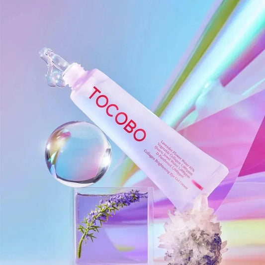 Tube lilas du gel-crème yeux TOCOBO Collagen posé avec une sphère en verre, lavande et quartz