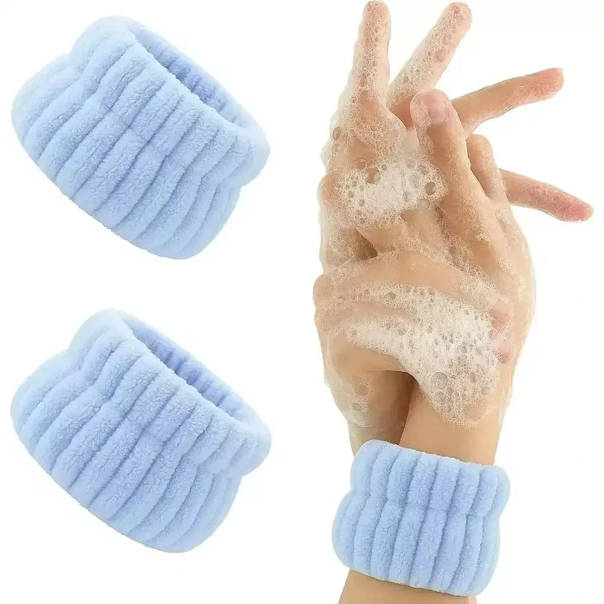 Paire de bracelets visage en tissu éponge bleu ciel, un porté au poignet couvert de mousse