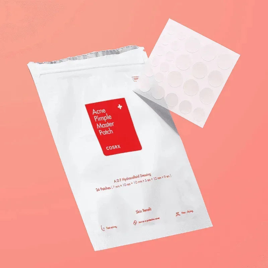 Sachet des patchs anti-boutons COSRX Acne Pimple Master et planche de patchs ronds sur fond corail