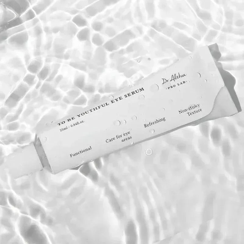 Tube du sérum contour des yeux Dr. Althea To Be Youthful posé dans une eau claire
