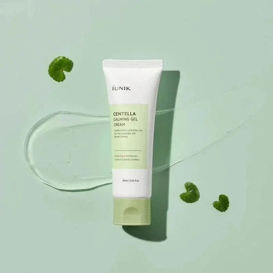 Tube du gel-crème iUNIK Centella posé sur une traînée de gel transparent avec feuilles de centella