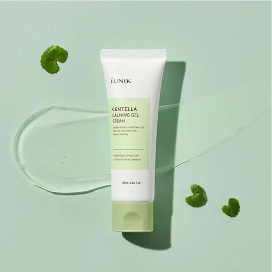 Tube du gel-crème iUNIK Centella posé sur une traînée de gel transparent avec feuilles de centella
