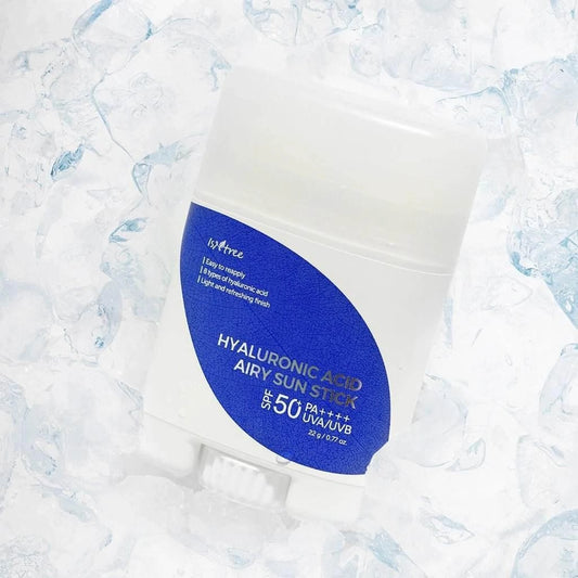 Stick solaire Isntree Hyaluronic Acid Airy Sun Stick posé sur de la glace pilée