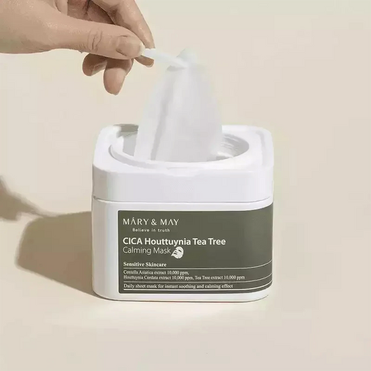 Main tirant un masque en tissu de la boîte ouverte des masques Mary&May Cica Houttuynia Tea Tree