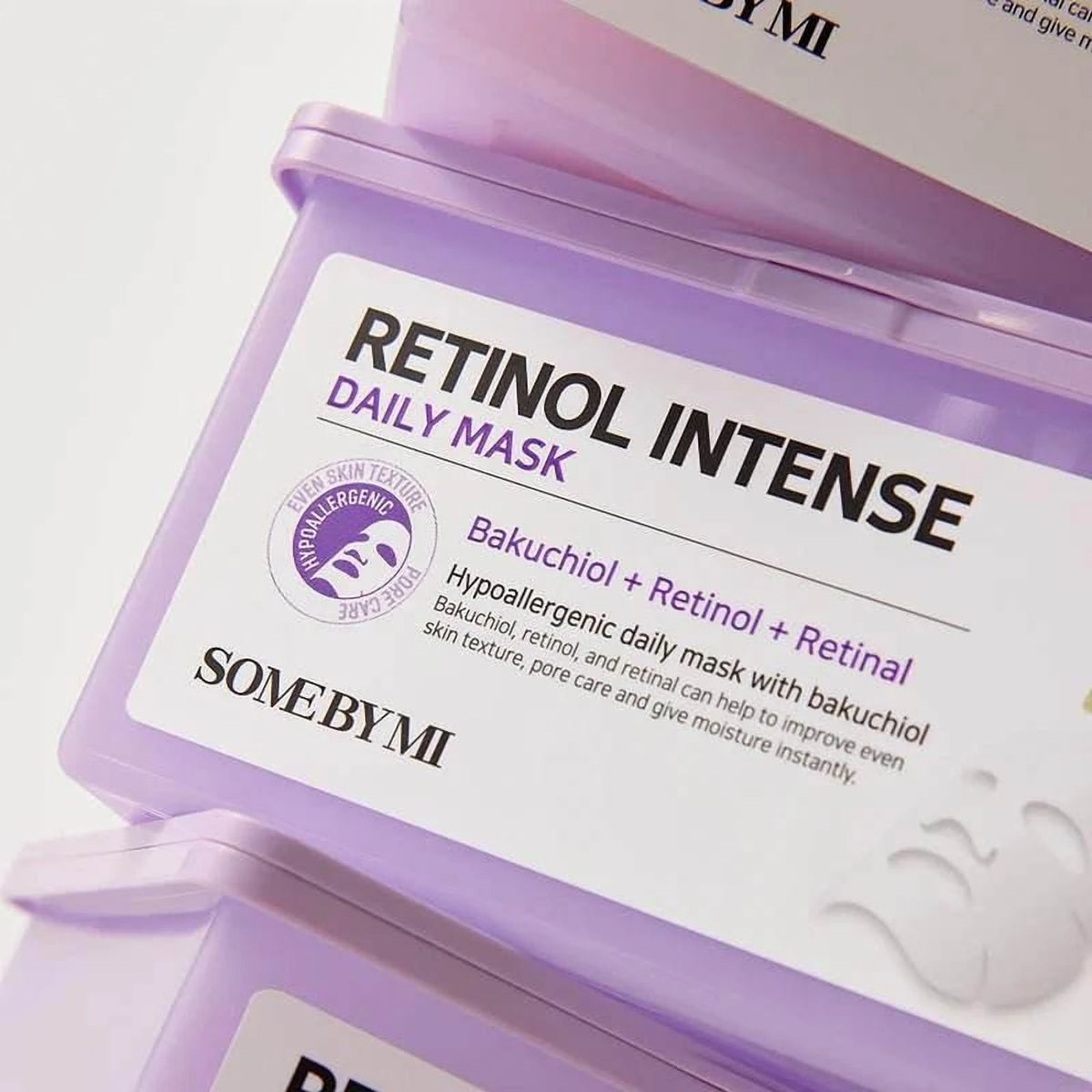 Gros plan sur l'étiquette de la boîte lilas des masques Some By Mi Retinol Intense Daily Mask