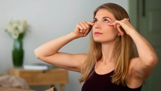 Quand mettre la crème pour le contour des yeux ? - Holy Skin