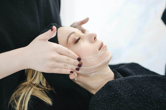 Comment Faire un Soin du Visage Comme en Institut ? - Holy Skin