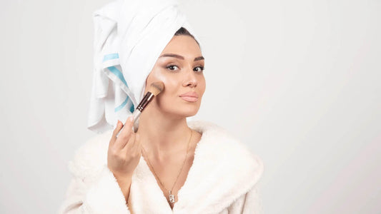 Le maquillage annule-t-il l’effet de la crème solaire ? - Holy Skin