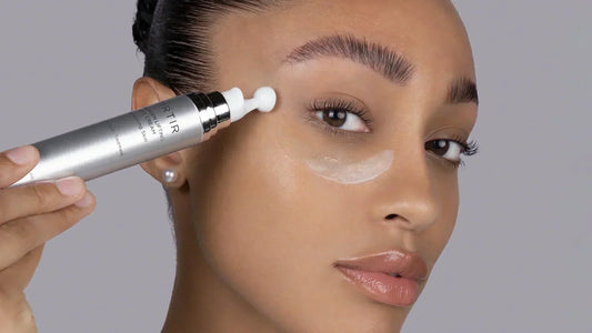 Comment appliquer votre soin contour des yeux ? Guide ultime ! 🙏 - Holy Skin