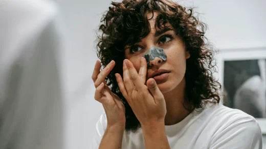 Quelle est la cause des points noirs ? Les solutions ! - Holy Skin