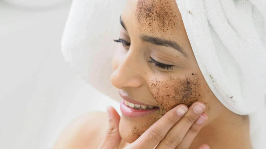 Quelle est la différence entre gommage et exfoliant ? - Holy Skin