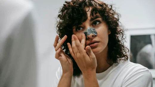 Quelle est la cause des points noirs ? Découvrez les solutions ! - Holy Skin