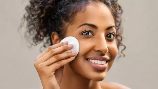 Lait démaquillant ou eau micellaire : lequel choisir ?