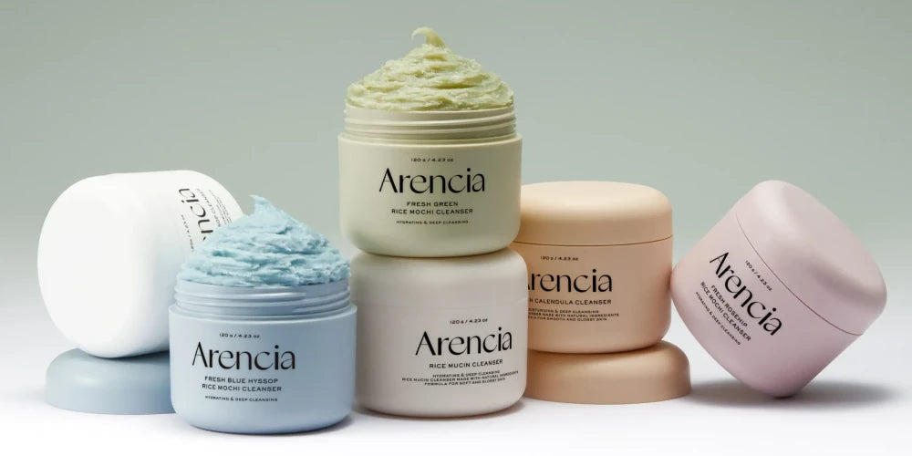 Gamme de nettoyants Arencia : Fresh Green Rice Mochi Cleanser, Fresh Blue Hyssop et Rice Mucin Cleanser en pots colorés.