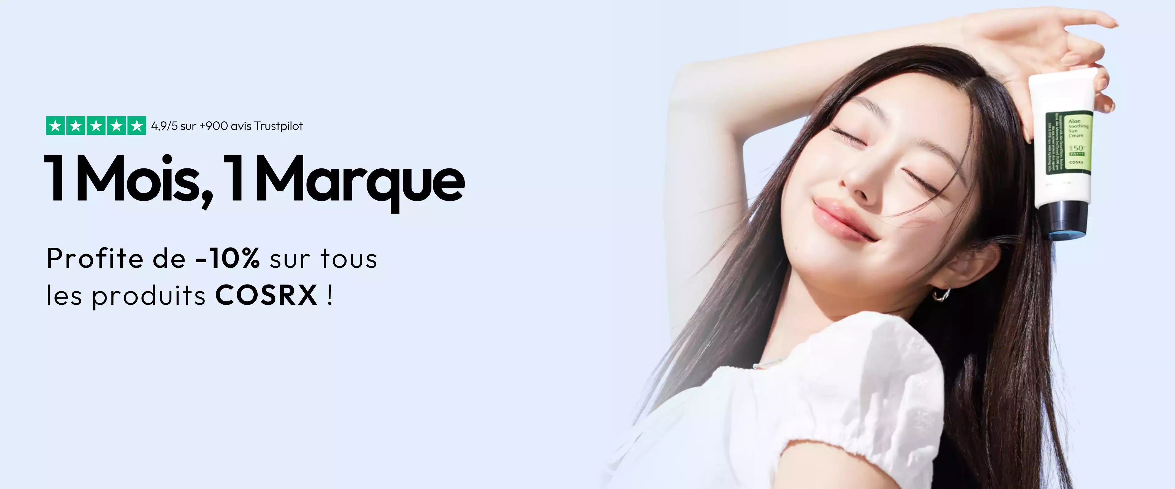 Bannière promotionnelle COSRX affichant -10% avec une femme tenant la crème solaire Aloe Soothing Sun Cream sur un fond bleu clair.